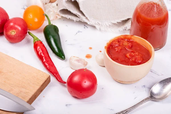 Υλικά Για Την Παρασκευή Ζεστής Σάλτσας Ντομάτας Mexcan Τσίλι Και — Φωτογραφία Αρχείου