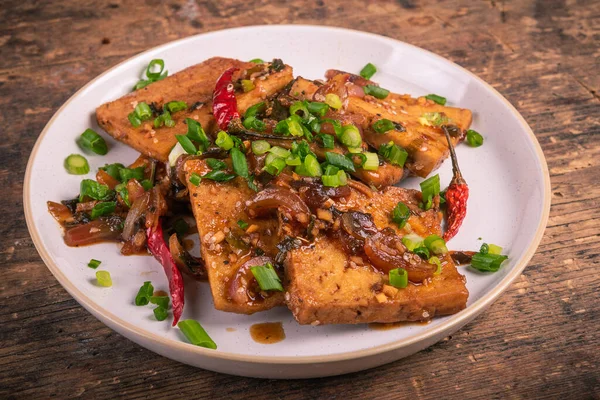 Tofu Frit Épicé Oignon Sauce Chili Piquante Dans Une Assiette — Photo