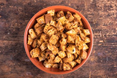 Ev yapımı ciabatta kızarmış ekmekleri masanın üstünde, üst tarafta.