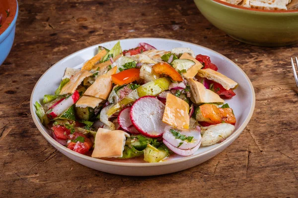 Salată Vegană Fattoush Roșii Ceapă Ridichi Ardei Salată Verde Pita — Fotografie, imagine de stoc