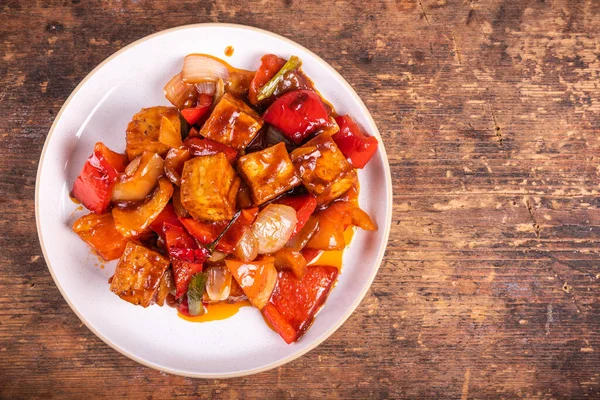 Tofu Cibulí Paprikou Smažené Míchání Smažené Kořeněné Pepřové Omáčce Talíři — Stock fotografie