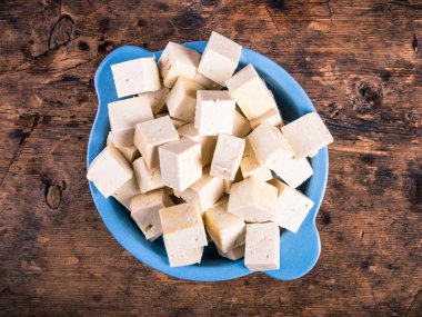 Mavi kasede doğranmış tofu peyniri, üst manzara, yakın çekim.