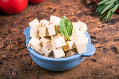 Mavi kasede doğranmış tofu peyniri, yakın plan.