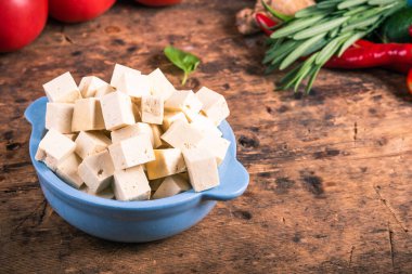 Masada salata için sebzeli bir fincanda doğranmış tofu.