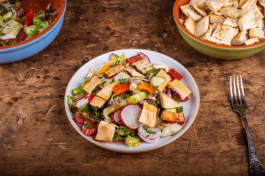 Lübnan yağlı vejetaryen salatası, sebze ve pide ekmeği. Masada bir kase pide ile servis yapmak.