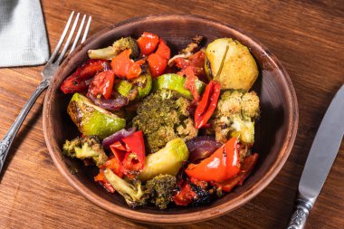 Fırında sebze, brokoli, domates, biber ve kabak tabakta, yakın plan - vejetaryen sağlıklı mutfak