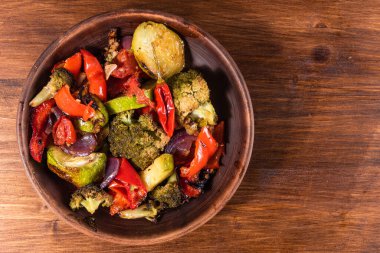 Tabakta fırında sebze, brokoli, kabak, biber, soğan ve domates. Üst manzara, fotokopi alanı. Vejetaryen değil.