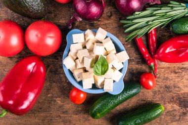 Sebzeli ve tofulu Asya vejetaryen salatası için malzemeler - Çin, Japon ve Kore mutfağı