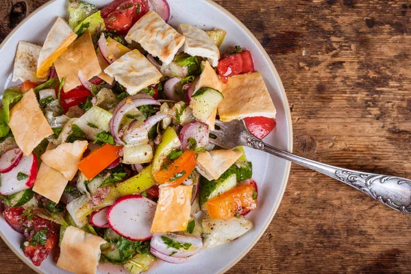 清淡的巴勒斯坦蔬菜沙拉 配上萝卜 西红柿 黄瓜和莴苣叶 并在盘上 桌上放上调料 肥肉沙拉 — 图库照片