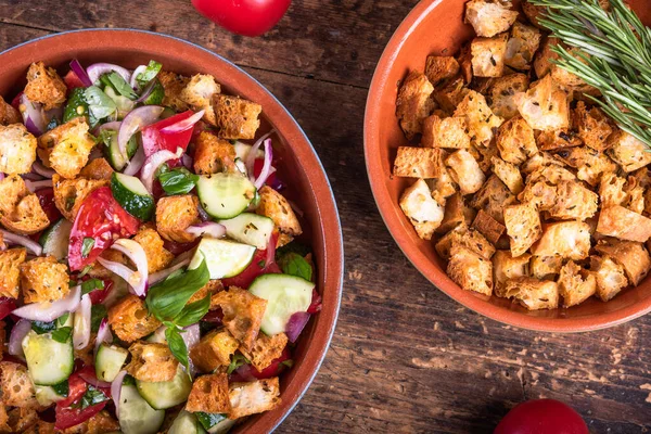 Insalata Panzanella Toscana Con Pomodori Cetrioli Cipolle Pangrattato Una Ciotola Fotografia Stock