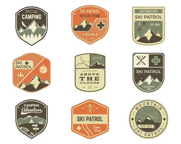 Set of Retro style Ski Club, Patrol Labels. Classic Mountain elements. Winter or summer camping explorer badges. Outdoor adventure logo design. Travel hipster insignia. Adventure patches. Vector. — Vettoriale Stock