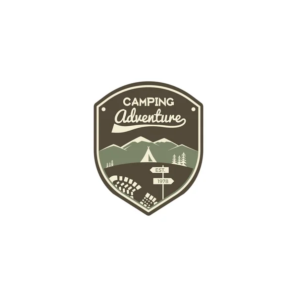 Camping adventure label. Mountain winter camp badge. Outdoor explorer logo design. Travel monochrome and hipster color insignia. Snowboard icon symbol. Wilderness emblem and stamp. Vector patch — ストックベクタ