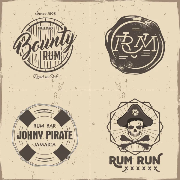 Conjunto de emblemas piratas artesanal vintage, etiquetas, logotipos. Aislado en un fondo de papel rayado. Dibujo lleno de estilo. Símbolos de piratas y mar - botella de Ron, barril, cráneo. Vector de — Vector de stock
