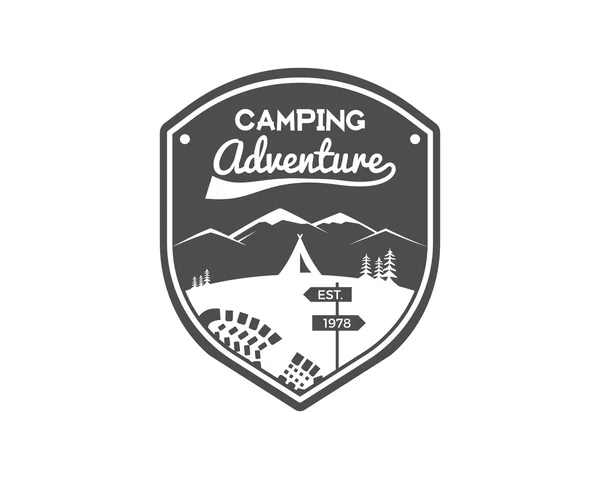 Campamento de aventuras de etiqueta. Montaña de la cosecha de invierno o verano Campamento insignia de explorador. Diseño de la insignia al aire libre. Viajes monocromo, insignia de hipster. Camping icono símbolo, emblema y sello. Vector de — Vector de stock