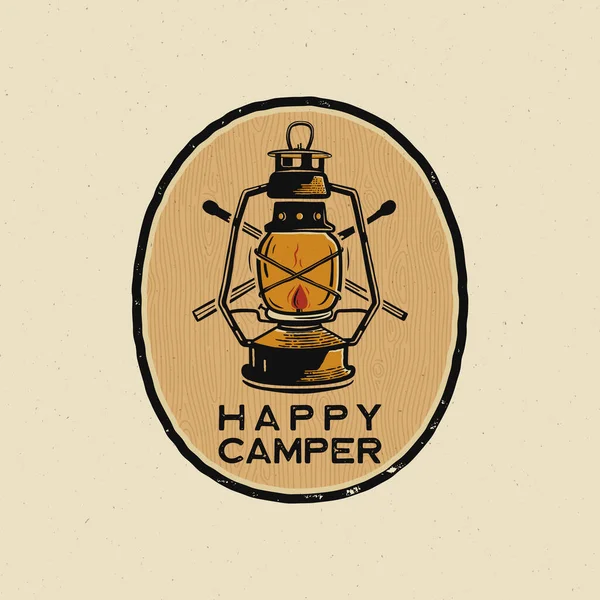 Happy Camper Logo Diseño Impresión Insignia Linterna Camping Parche Aventura — Vector de stock