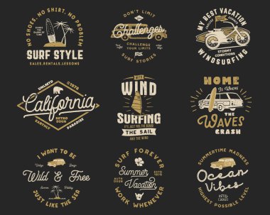 Web tasarımı ve baskısı için klasik sörf grafikleri seti ve amblemleri. Sörfçü logo şablonları. Sörf Rozetleri. Tişört için yaz tipografi amblemi koleksiyonu. Stok Vektörü hippi yamaları izole edildi