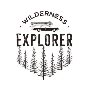 Wilderness Explorer logosu. Kamp arabası ve çam ağaçları ormanı. Tek renkli açık hava seyahat amblem yaması eski tarz. Kaşif rozeti. Stok vektörü izole edildi