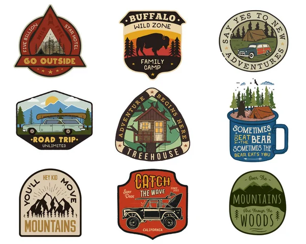 Vintage reislogo patches set. Handgetekende campinglabels ontwerpen. Bergexpeditie, roadtrip, surfen. Buitenwandelemblemen. Wandelen logotypen collectie. Voorraadvector geïsoleerd op wit. — Stockvector