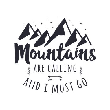Dağlar Çağırıyor ve Tee Goe Grafik Tasarımı yapmalıyım. Dağ Macerası tipografi logosu. Klasik el yapımı seyahat illüstrasyonu. Dışarıdaki stok vektörü beyaz üzerine izole edilmiş amblem.