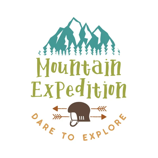 Emblema Expedição Montanha Com Citação Atreva Explorar Montanhas Escalando Capacete — Vetor de Stock