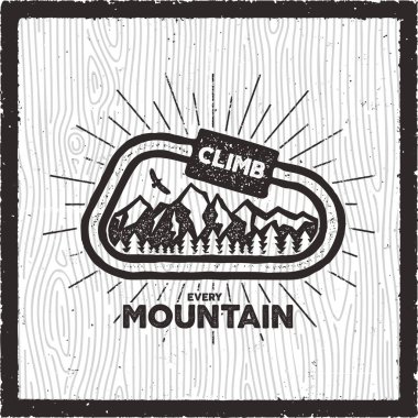 Klasik Macera Kartı. Her dağa tırman. Retro el çizilmiş monokrom seyahat rozeti, yama. Dağlar, ormanlar ve kartallar. Stok vektör artışı, seyahat arzusu amblemi..