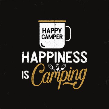 Kamp kupası, marşmelov ve alıntı ile el yapımı seyahat rozeti Mutluluk Kamp 'tır. Eski tarz macera amblemi retro renk tarzında. Stok vektör gezinti şehveti etiketi izole edildi