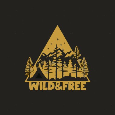 El yapımı kamp çadırı, dağlar, çam ağaçları ormanları ve alıntı - vahşi ve özgür. Eski tarz macera amblemi retro siluet renk tarzında. Hisse senedi taşıyıcı yolculuk yaması.