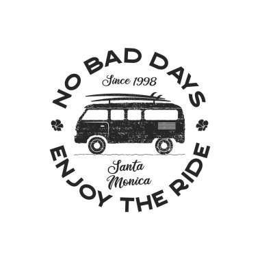 Tişört ve diğer kullanım alanları için klasik sörf logosu tasarımı. Kötü günler yok. Kaligrafi ve minibüs ikonunun tadını çıkarın. Alışılmadık el yazısı sörf yaması amblemi. Stok vektörü