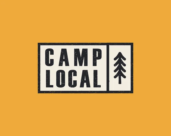 Logo Aventure Dessiné Main Avec Forêt Pins Citation Camp Local — Image vectorielle