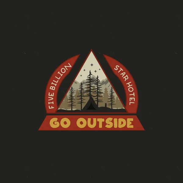Mountain Camping Odznak Ilustrační Design Neobvyklá Grafika Venkovního Cestovního Loga — Stockový vektor
