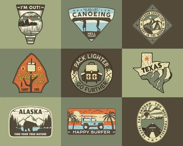 El yapımı seyahat rozetleri ayarlandı. Kamp etiketleri kavramları. Dağ keşif logosu tasarımları. Retro kampı logoti koleksiyonu. Stok vektör yaması izole edildi.