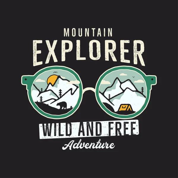Mountain Explorer Graphic for T-Shirt, prints. 손으로 그린 빈티지 캠프 엠블럼. 여름 방학 여행 장면, 특이 한 뱃지. 와일드 앤 프리 어드벤처 레이블. 증권 벡터. — 스톡 벡터