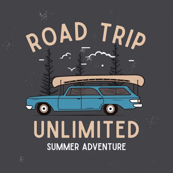 ( 영어 ) Road Trip Summer Adventure Graphic for T-Shirt, prints. 손으로 그린 빈티지 캠프 엠블럼. 역으로는 나무와 특이 한 뱃지로 배경 여행을 한다. 아웃도어 레이블. 증권 벡터 — 스톡 벡터