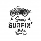 Ročník ručně kreslený letní tričko. Pryč surfování - aloha čas s surfování staré motocyklu a Shaka znamení. Perfektní pro T, hrnek nebo jakékoliv jiné otisky. Skladový vektor izolovaný na bílém podvozku.