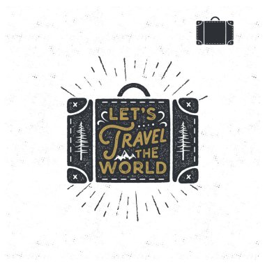 Güneş patlamaları, ağaçlar ve tipografi alıntılarıyla el yapımı kamp çantası. Retro amblem. Tişörtler, kupalar ve diğer kimlikler için iyi. Grunge arka planında hisse senedi vektörü izole edildi.