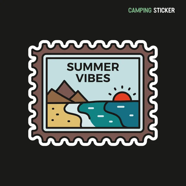 Camping dobrodružství nálepka design. Cestovní ručně nakreslená náplast. Summer vibes label isolated. Beach Stock vektor — Stockový vektor