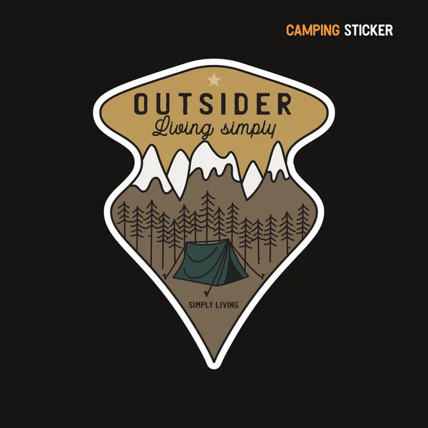 Autocollant camping aventure design. Emblème de logo dessiné à la main. Label de parc national isolé. Image vectorielle Outsider — Image vectorielle