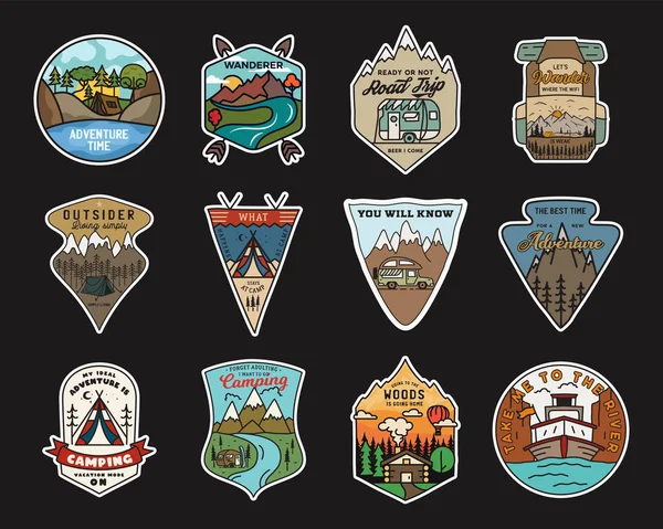 Camping avontuur stickers ontwerp bundel. Handgetekende reisemblemen. Mountain outdoor labels collectie. Voorraad vector wandelbadges set — Stockvector