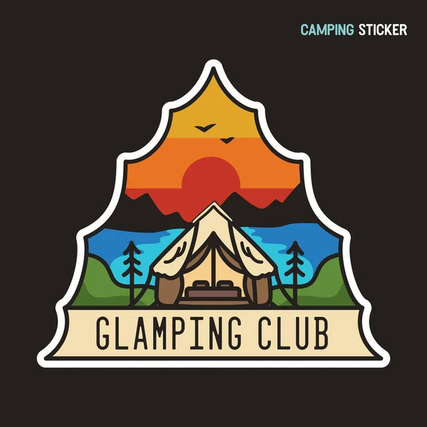 Kamp macerası çıkartması tasarımı. Seyahat el çizimi amblemi. Eyalet parkı etiketi izole. Stok vektör glamping grafikleri