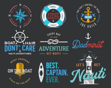 Tişört için deniz tipi klasik baskı tasarımları ayarlandı. Deniz logoları ve rozetler. Deniz feneri ve martılı Retro tipografi. Donanma amblemi, deniz ve okyanus tarzı tişört koleksiyonu. Stok vektör illüstrasyonu.