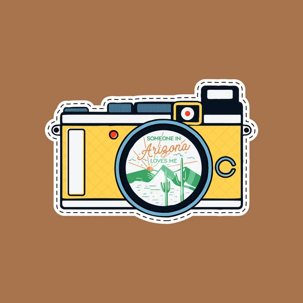 Parche Insignia Aventura Vintage Con Montañas Cactus Desierto Dentro Cámara — Vector de stock