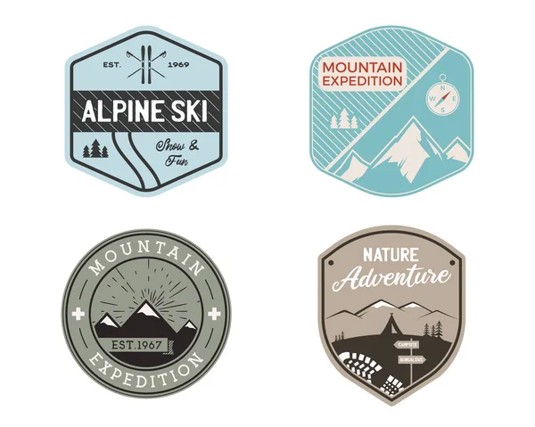 Klasik dağ kayak rozeti logoları, dağ macerası çıkartmaları. El çizimi amblemler. Kayak, seyahat seferi etiketleri. Açık hava yürüyüşü tasarımları. Logot koleksiyonu. Stok vektörü. — Stok Vektör