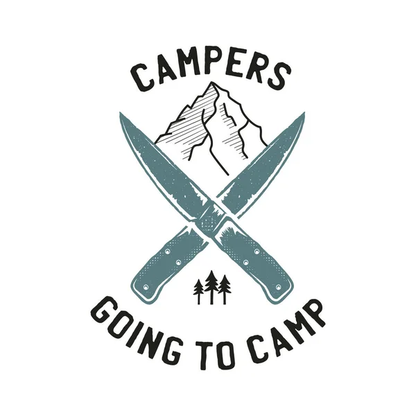 Camping äventyr logotyp emblem illustration design. Vintage Utomhus etikett med mugg, tält, karta och text - Livet är bättre i bergen. Ovanlig linjär hipster stil klistermärke. Beståndsvektor. — Stock vektor