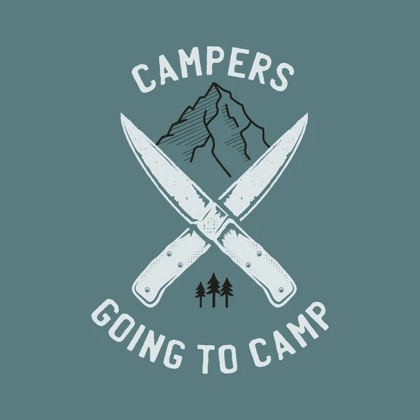 Logo de aventura de camping emblema ilustración diseño. Vintage Etiqueta exterior con montaña, cuchillo, árboles y texto - Campers going to camp. Pegatina de estilo hipster lineal inusual. vector de stock. — Vector de stock