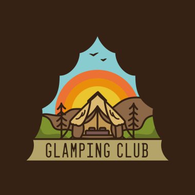 Glamping Kulübü logosu, dağları, çadırı, gündoğumunu ve ağaçları olan karides macera amblemi tasarımı. Alışılmadık bir sanat stili çıkartması. Stok vektör etiketi