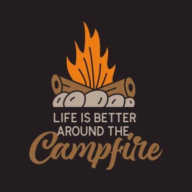 Klasik kamp macera rozeti çizimi. Kamp ateşiyle dolu açık hava logosu. Kamp ateşi etrafında hayat daha güzel. Retro seyahat amblemi. Alışılmadık hipster tarzı yama. Stok vektörü