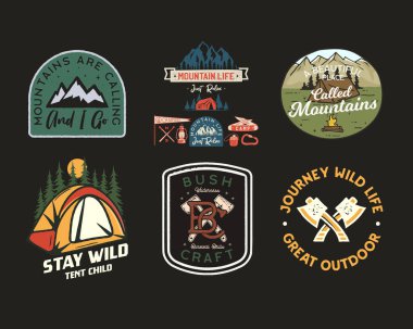 Antika kamp yamaları, logolar, dağ rozetleri. El çizimi çıkartmalar demetler dizayn eder. Seyahat gezisi, sırt çantası etiketleri. Açık hava macera amblemleri. Logot koleksiyonu. Stok vektörü.