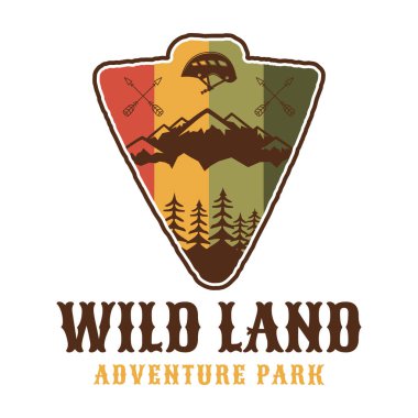 Vahşi arazi logosu, macera parkı retro kamp amblemi tasarımı dağlar ve ağaçlar. Alışılmadık bir eski sanat stili çıkartması. Stok vektör yaması