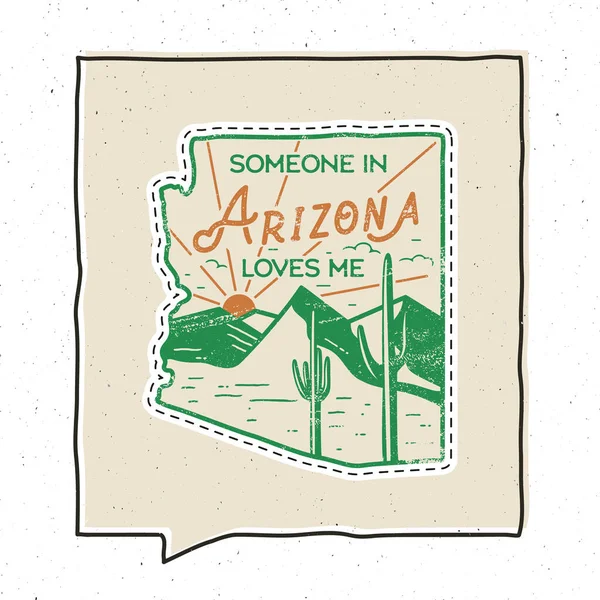 Vintage avventura Arizona distintivo illustrazione design. Emblema di stato americano all'aperto con montagna, deserto, cactus e testo Qualcuno in Arizona mi ama. Adesivo stile hipster americano insolito. Vettore di stock — Vettoriale Stock