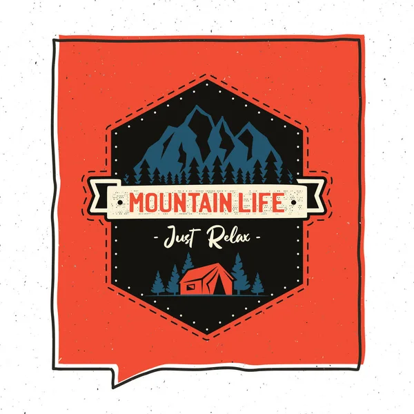 Винтажный дизайн значка приключения. Эмблема Mountain Life со сценой кемпинга, палаткой. Необычный хипстерский пластырь. Вектор запаса — стоковый вектор